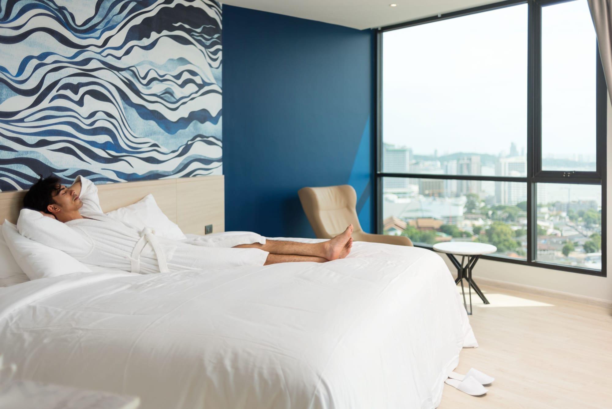 Brighton Grand Hotel Pattaya - Sha Extra Plus Luaran gambar A guest in a room at the hotel