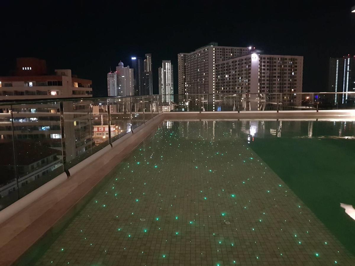Brighton Grand Hotel Pattaya - Sha Extra Plus Luaran gambar The rooftop pool at the Hilton