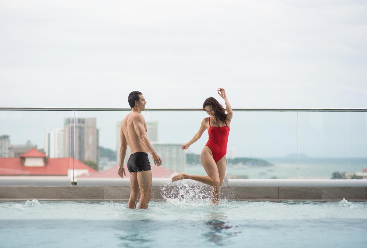 Brighton Grand Hotel Pattaya - Sha Extra Plus Luaran gambar Rooftop pool at the hotel