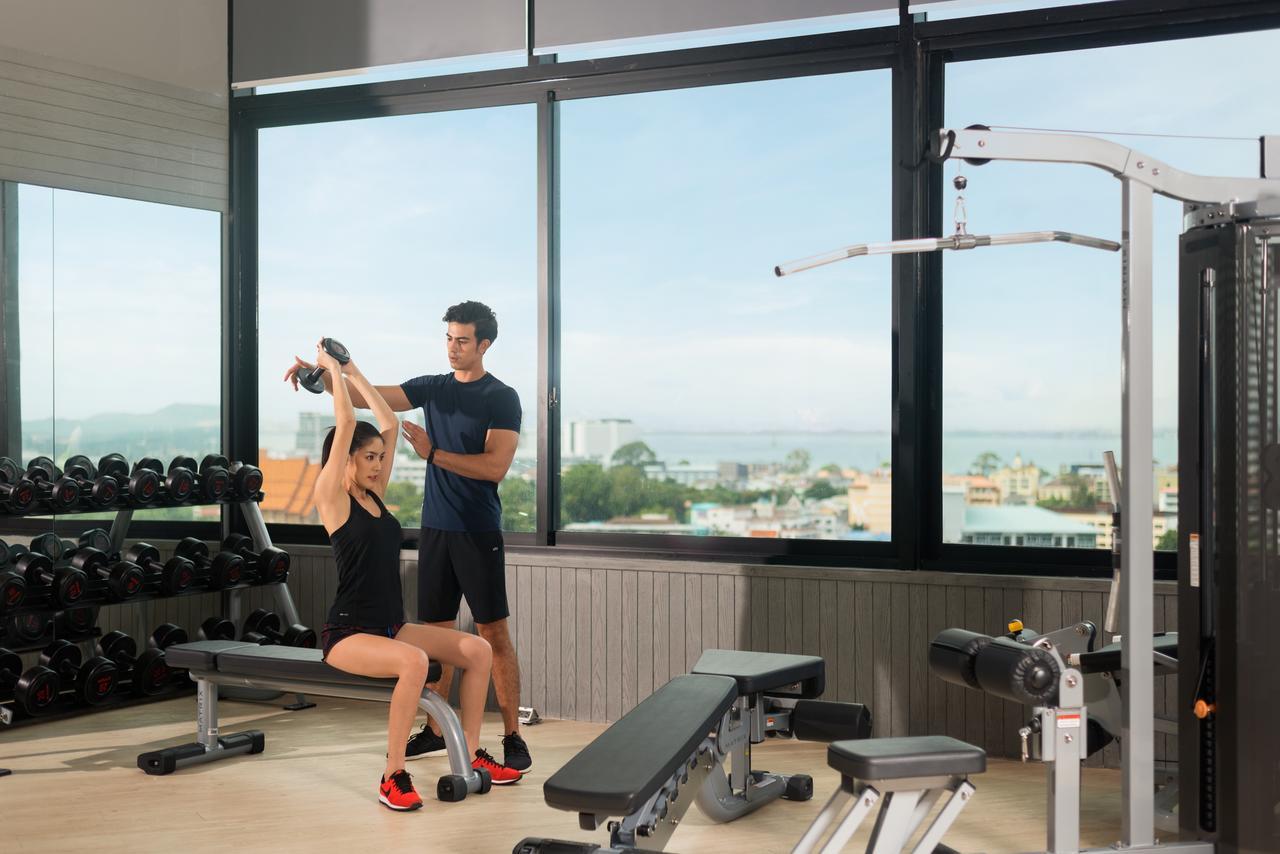 Brighton Grand Hotel Pattaya - Sha Extra Plus Luaran gambar Personal trainer assisting a woman with a dumbbell workout