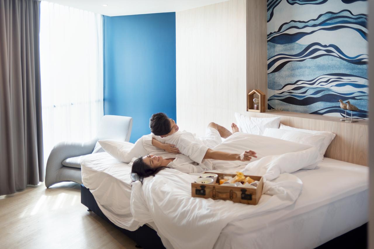 Brighton Grand Hotel Pattaya - Sha Extra Plus Luaran gambar A couple relaxing in a hotel room