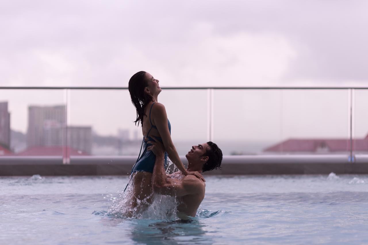 Brighton Grand Hotel Pattaya - Sha Extra Plus Luaran gambar A couple in a swimming pool