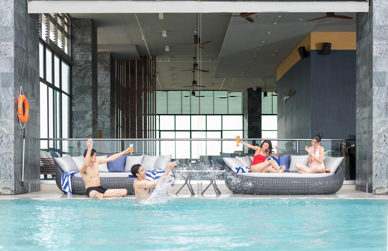 Brighton Grand Hotel Pattaya - Sha Extra Plus Luaran gambar The swimming pool at the 33rd floor